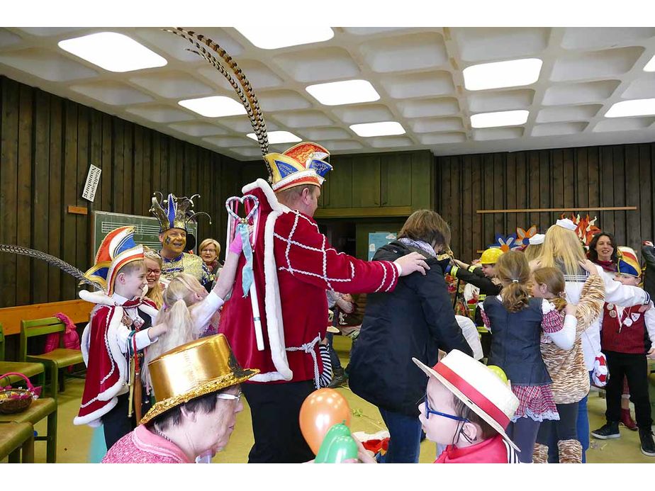 Naumburger Prinzenpaare mit Hofnarren besuchen den Kindergottesdienst (Foto: Karl-Franz Thiede)